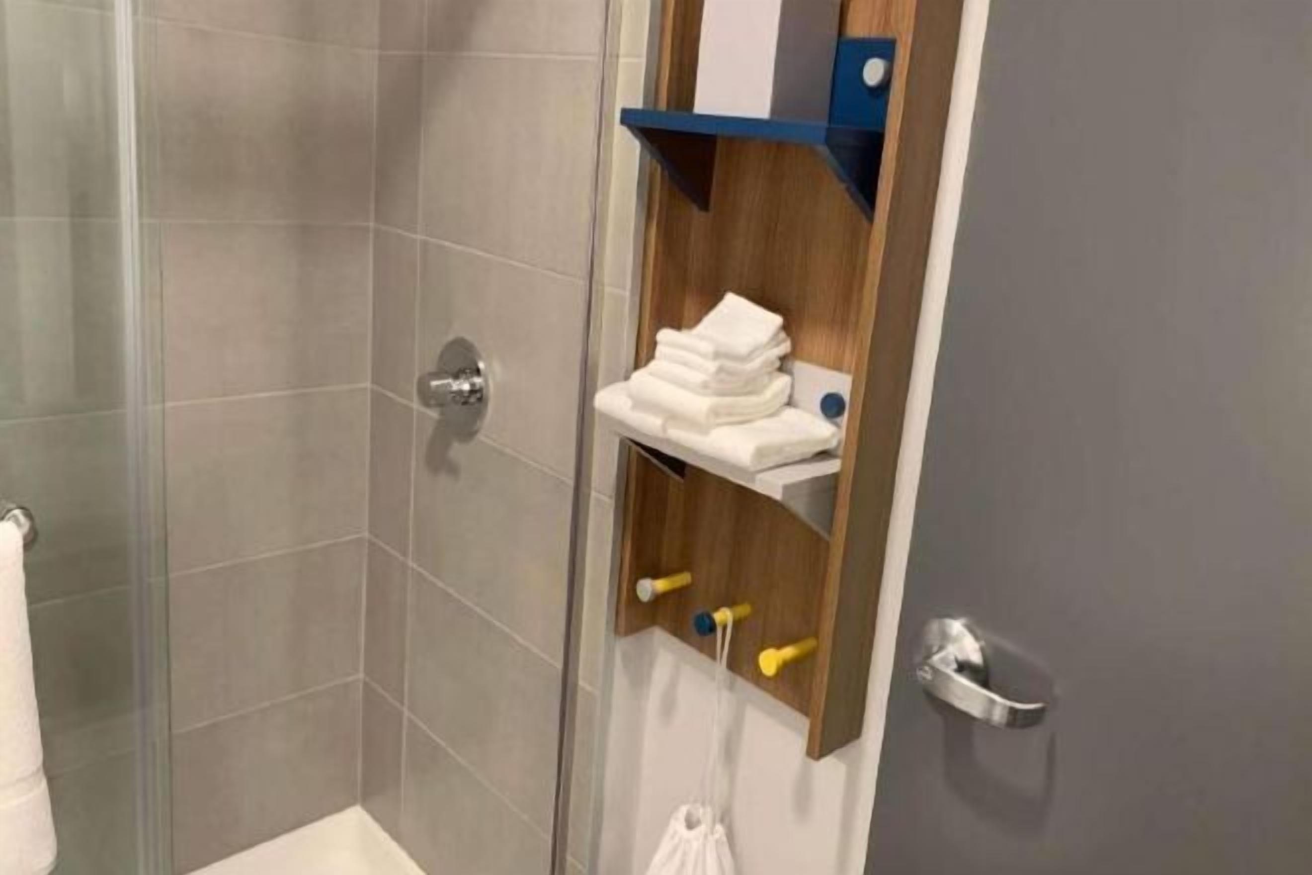 浴室 | 淋浴/盆浴组合、免费洗浴用品、吹风机、毛巾