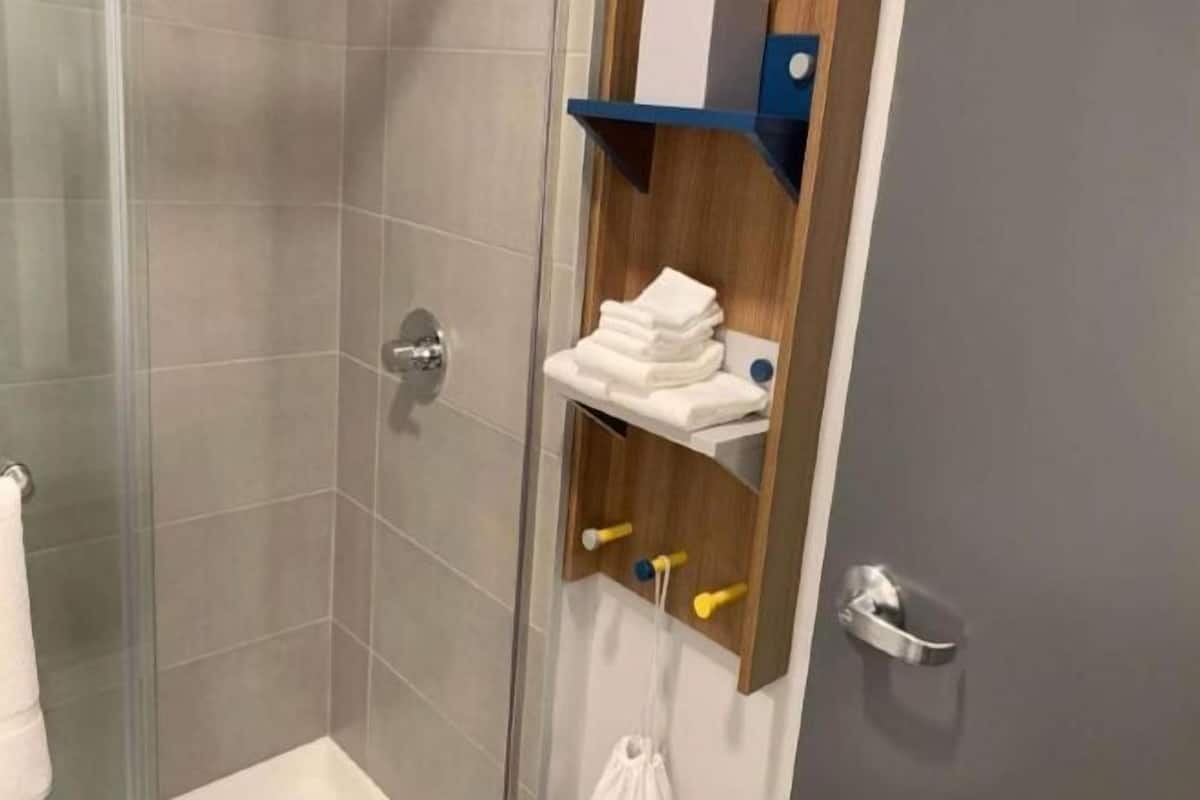 Badezimmer | Duschwanne, kostenlose Toilettenartikel, Haartrockner, Handtücher