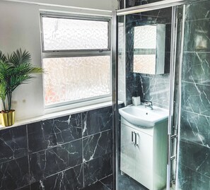 Shower - Cosy home in london with garden and parking (Croydon)