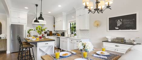 ثلاجة، ميكروويف، فرن، موقد طهي مسطح