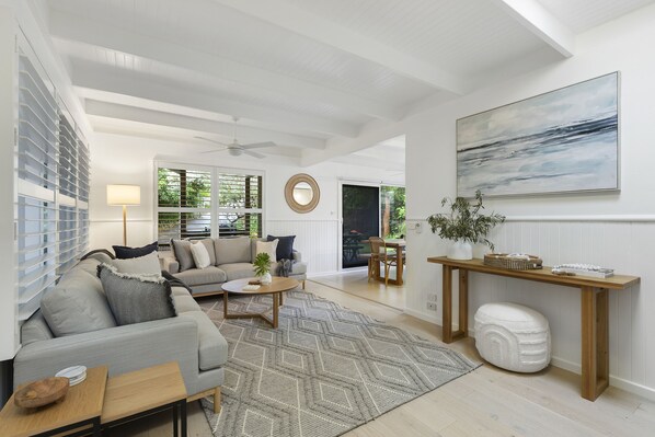 Smart TV, caminetto, tavolo da ping pong