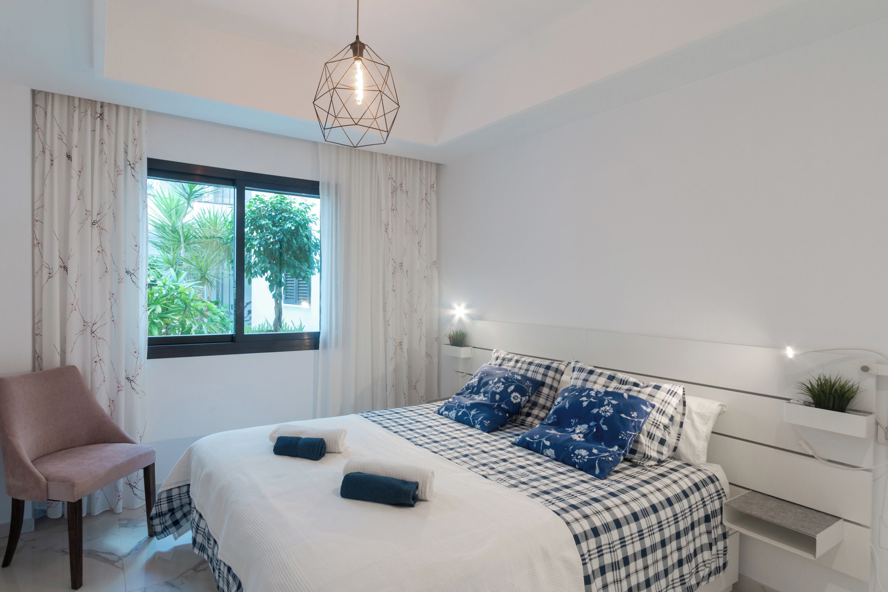 2 slaapkamers, een strijkplank/strijkijzer, gratis wifi, beddengoed