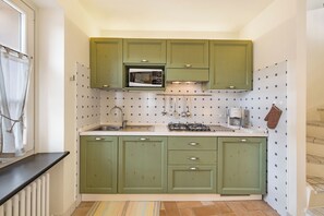 Réfrigérateur, micro-ondes, plaque de cuisson, lave-vaisselle