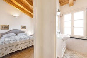 2 bedrooms, free WiFi, bed sheets - Apartment "Le Peonie - Clotilde" with Mountain View, Garden & Wi-Fi (Casanova Lerrone)