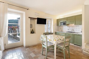 Réfrigérateur, micro-ondes, plaque de cuisson, lave-vaisselle