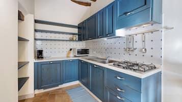 Réfrigérateur, micro-ondes, plaque de cuisson, lave-vaisselle