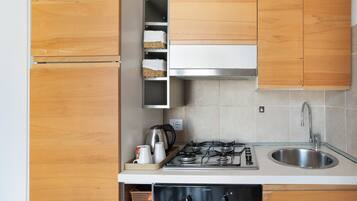 Kühlschrank, Ofen, Herdplatte, Wasserkocher mit Kaffee-/Teezubehör