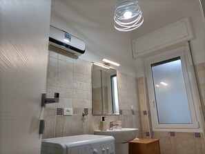 Shower, hair dryer, towels - Studio apartment "Holiday Sea" with Terrace & A/C (Diano Marina)