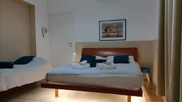 1 habitación, tabla de planchar con plancha, wifi gratis y ropa de cama