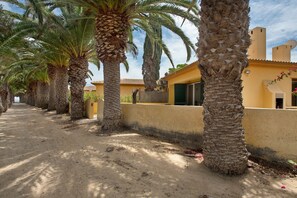 Property grounds - Holiday Home 'Casa De Férias A 75 Metros Da Praia' with Mountain View (Campo de Baixo)