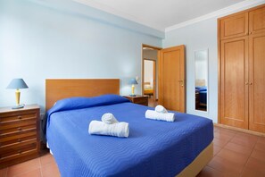 3 slaapkamers, een strijkplank/strijkijzer, gratis wifi, beddengoed