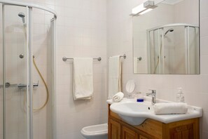 Badewanne, Haartrockner, Handtücher