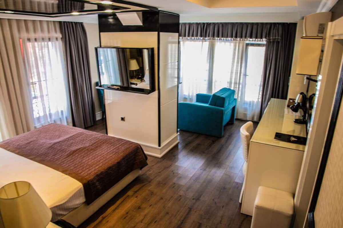 Quadrupla familiare | Una cassaforte in camera, con stile personalizzato