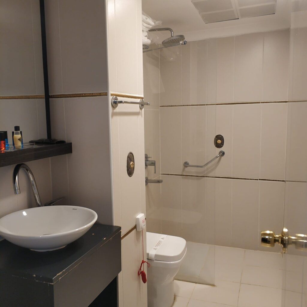 Chambre Quadruple Familiale | Salle de bain | Chaussons