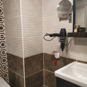 Family Quadruple Room | Bilik Mandi | Selipar