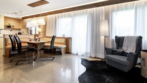 Un salon moderne comprenant un coin repas, un canapé et une lampe.