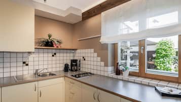 Kühlschrank, Herdplatte, Wasserkocher mit Kaffee-/Teezubehör, Toaster