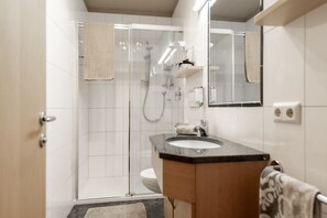 Douche, sèche-cheveux, serviettes fournies