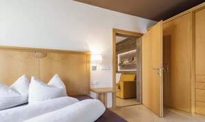 1 bedroom, free WiFi, bed sheets - Holiday Apartment "Apartment Wieser 2" with Mountain View, Heated Pool & Wi-Fi (Appiano sulla Strada del Vino)