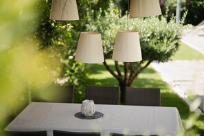 Outdoor dining - Holiday Apartment "Apartment Wieser 2" with Mountain View, Heated Pool & Wi-Fi (Appiano sulla Strada del Vino)