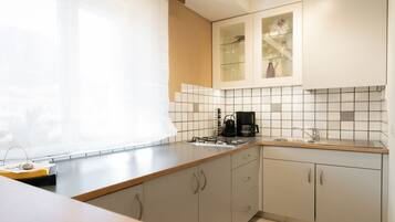 Fridge, stovetop, coffee/tea maker, toaster