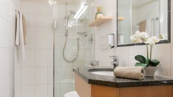 Chuveiro, secador de cabelo, toalhas de banho