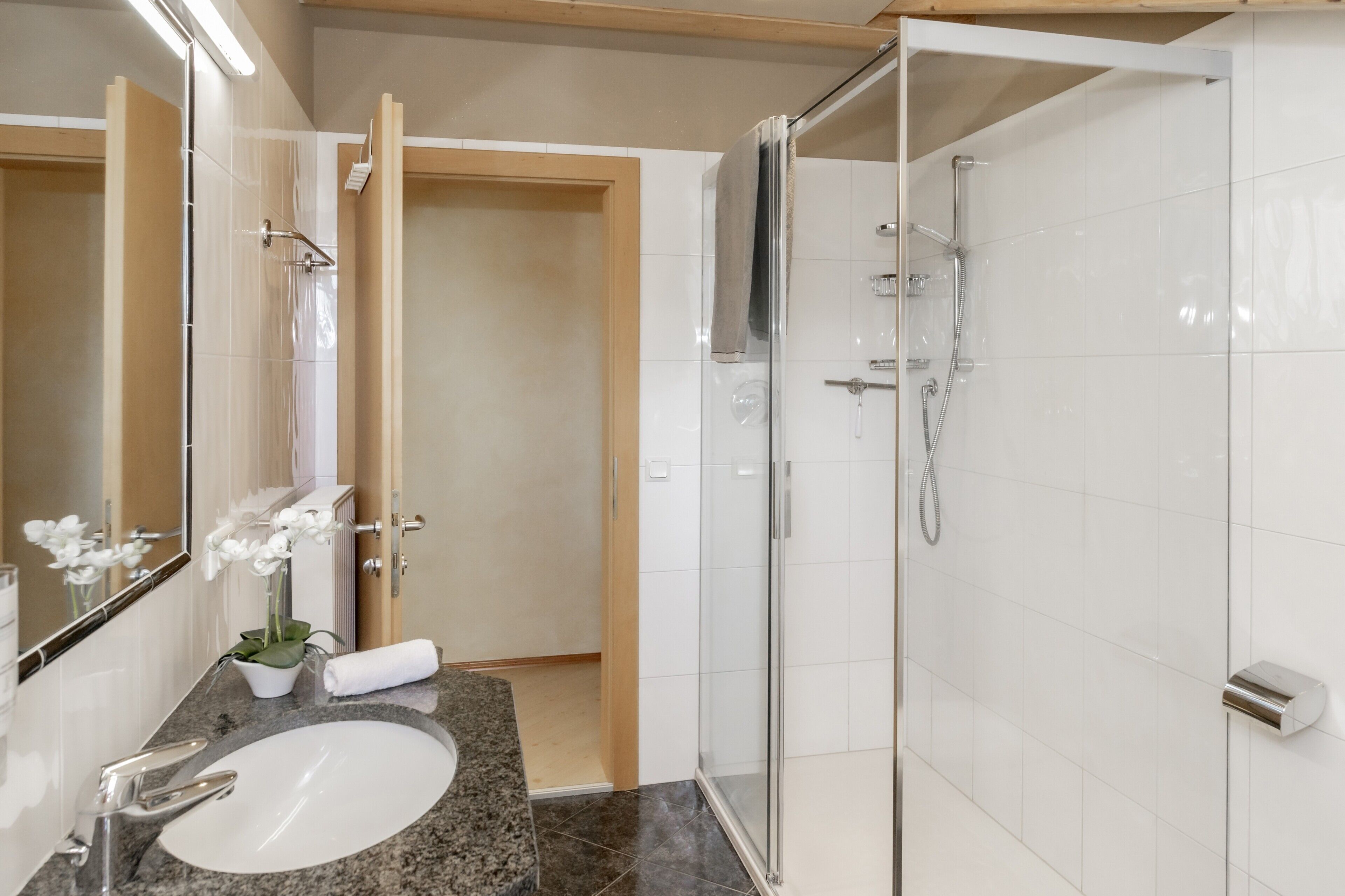 Een douche, een haardroger, handdoeken