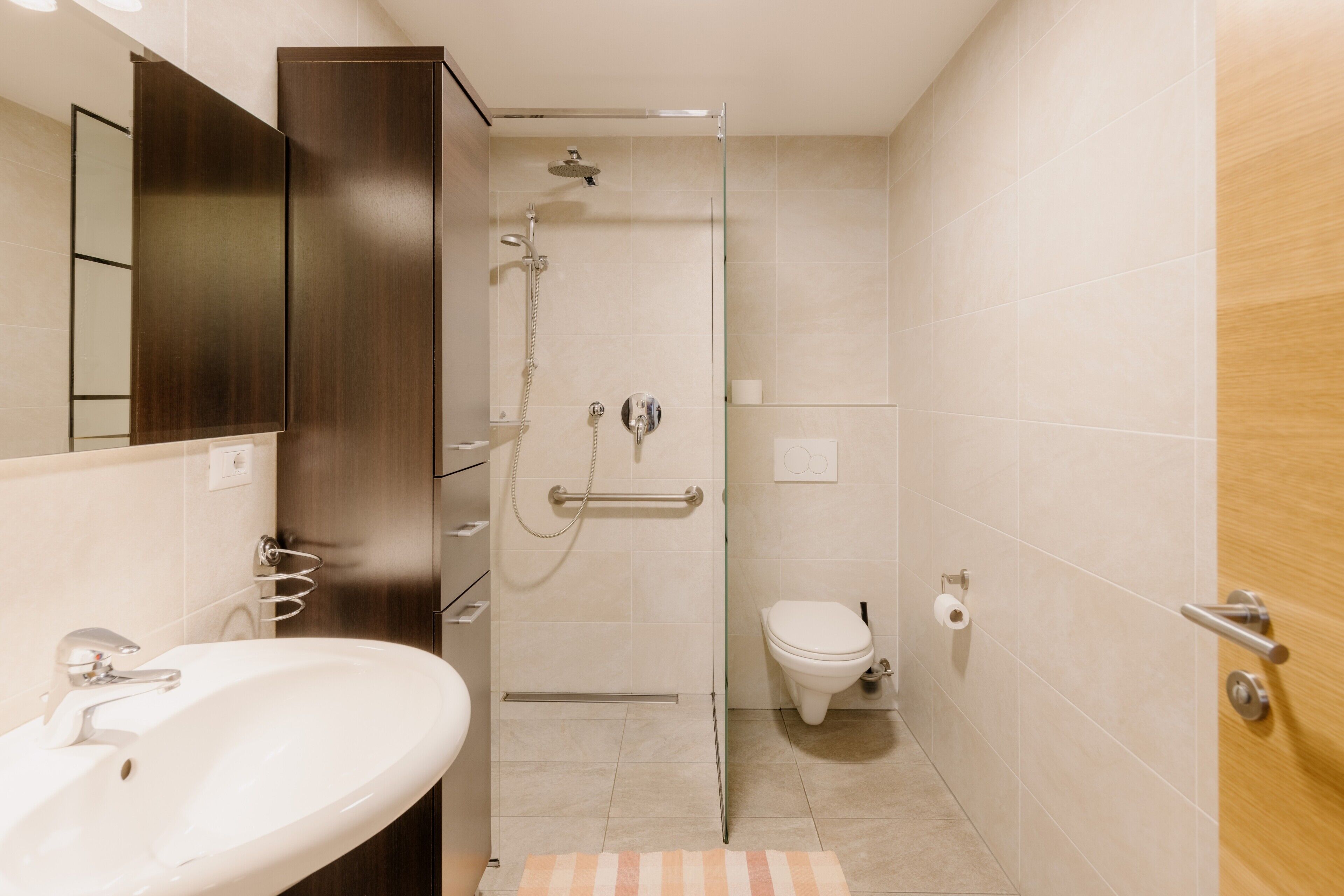 Douche, sèche-cheveux, serviettes fournies