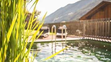 Lämmitetty uima-allas