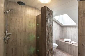 Shower, hair dryer, towels - Holiday Apartment "Steinhaus XXL" with Mountain View, Shared Pool and Wi-Fi (Valle Aurina)