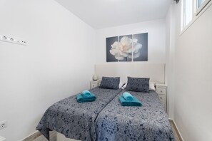1 habitación, tabla de planchar con plancha, wifi gratis y ropa de cama