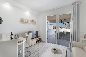 TV - Vacation Home "Island Village Heights" with Sea View, Shared Pool & Wi-Fi (Adeje)