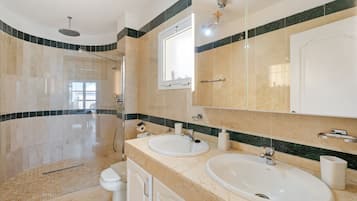 Shower, hair dryer, towels