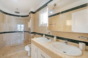 Een douche, een haardroger, handdoeken