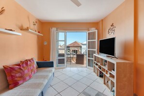 TV, DVD player - Vacation Home "Benimar 28" with Shared Pool & Wi-Fi (Adeje)