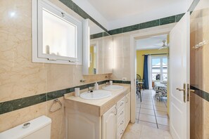 Ducha, secador de pelo y toallas