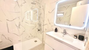 Badewanne, Haartrockner, Handtücher