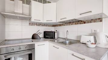 Een koelkast, een magnetron, een oven, een kookplaat