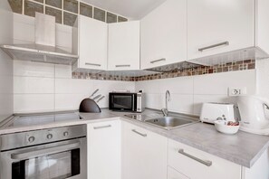 Køleskab, mikrobølgeovn, ovn, kogeplade