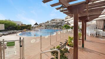 Een verwarmd zwembad