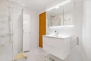 Dusch, hårtork och handdukar