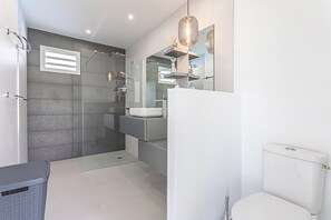 Dusche, Haartrockner, Handtücher, Seife