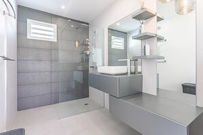 Doccia, asciugacapelli, asciugamani, sapone