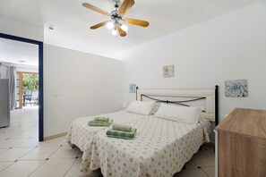 1 slaapkamer, een strijkplank/strijkijzer, gratis wifi, beddengoed