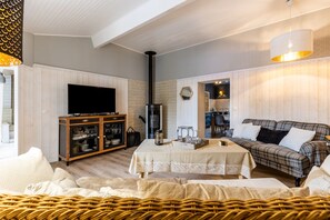 TV, DVD player - Stone House with Pool and Wellness Area (vertheuil)