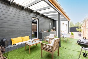 Outdoor dining - Stone House with Pool and Wellness Area (vertheuil)