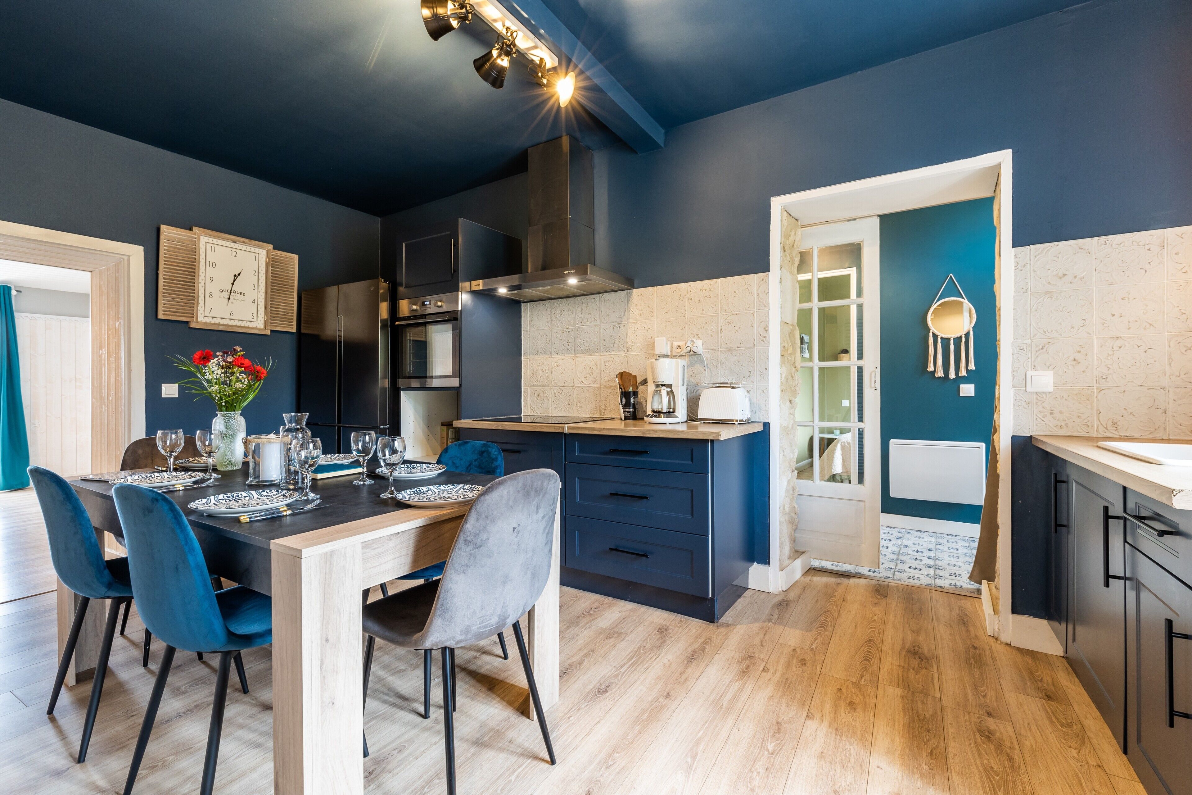 Køleskab, mikrobølgeovn, ovn, kogeplade