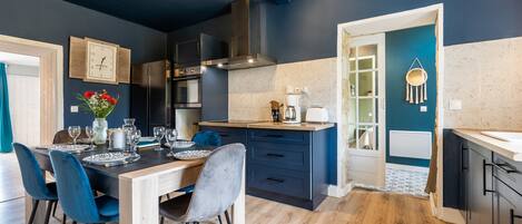 Køleskab, mikrobølgeovn, ovn, kogeplade