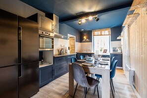 Réfrigérateur, micro-ondes, four, plaque de cuisson