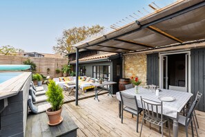 Outdoor dining - Stone House with Pool and Wellness Area (vertheuil)